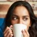 Estudo com 120 mil adultos mostra que café e chá podem reduzir o risco de demência, enquanto bebidas açucaradas aumentam as chances da doença.