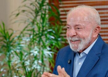 Lula afirma que distribuição de renda impulsionou economia, reduziu pobreza e tirou o Brasil do Mapa da Fome, além de melhorar emprego e renda.