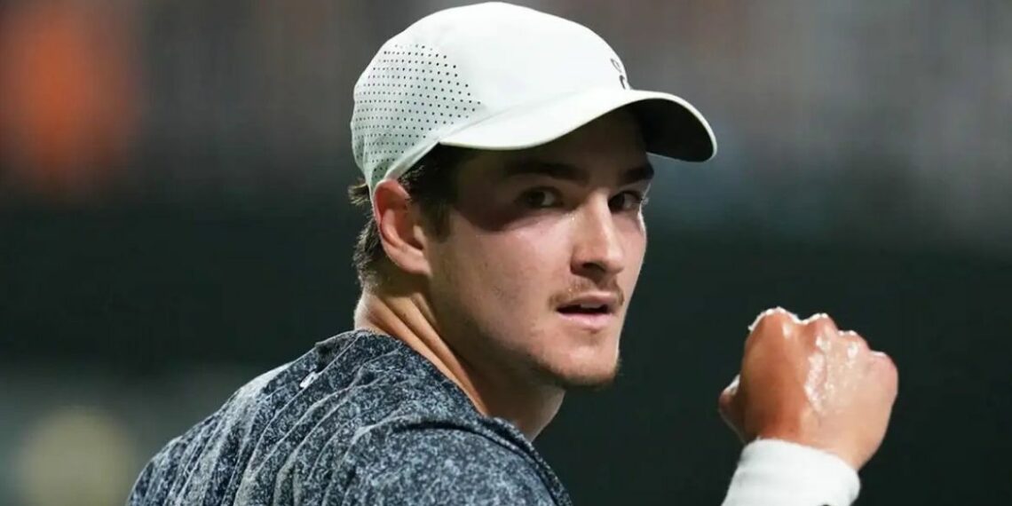 João Fonseca estreia com vitória no Masters 1000 de Monte Carlo, encerra jejum brasileiro de 14 anos e avança à segunda rodada.