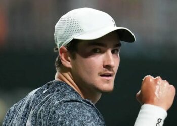 João Fonseca estreia com vitória no Masters 1000 de Monte Carlo, encerra jejum brasileiro de 14 anos e avança à segunda rodada.
