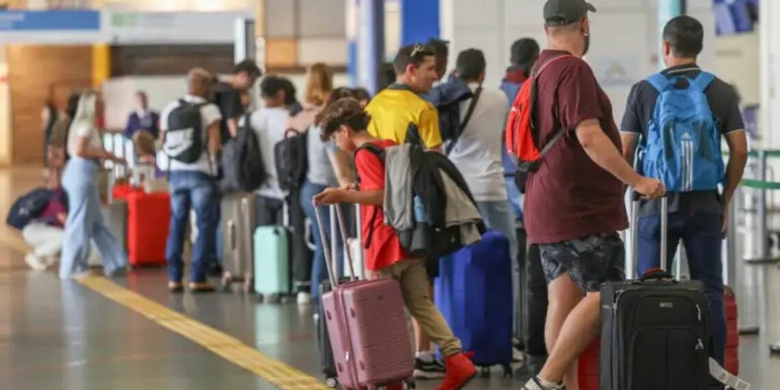 O presidente da Anac, Tiago Chagas, afirmou que medidas do governo federal e da Petrobras estão ajudando a conter o aumento das passagens aéreas, mesmo após reajuste de 55% no querosene de aviação.