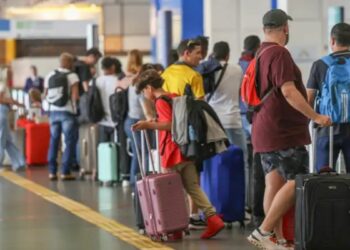 O presidente da Anac, Tiago Chagas, afirmou que medidas do governo federal e da Petrobras estão ajudando a conter o aumento das passagens aéreas, mesmo após reajuste de 55% no querosene de aviação.