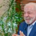 Lula afirma que distribuição de renda impulsionou economia, reduziu pobreza e tirou o Brasil do Mapa da Fome, além de melhorar emprego e renda.