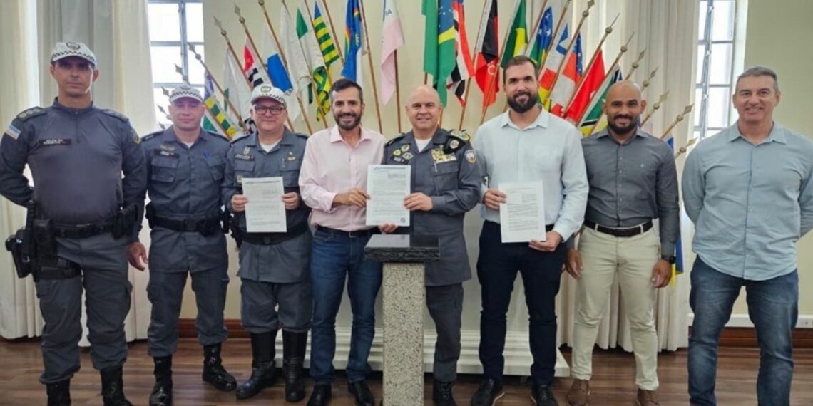 Parceria entre Detran|ES e PMES garante R$ 38,7 milhões para viaturas, fiscalização e formação de policiais, com foco na redução de acidentes no Espírito Santo.