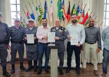 Parceria entre Detran|ES e PMES garante R$ 38,7 milhões para viaturas, fiscalização e formação de policiais, com foco na redução de acidentes no Espírito Santo.