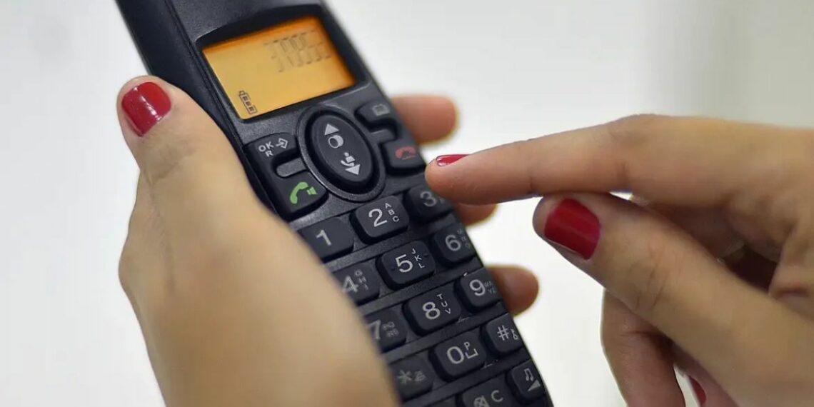 A Justiça do Rio de Janeiro aprovou a venda dos serviços de telefonia fixa da Oi para a Método Telecom por R$ 60,1 milhões, assegurando a continuidade do atendimento em mais de 7.400 localidades.