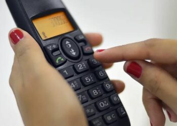 A Justiça do Rio de Janeiro aprovou a venda dos serviços de telefonia fixa da Oi para a Método Telecom por R$ 60,1 milhões, assegurando a continuidade do atendimento em mais de 7.400 localidades.
