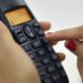 A Justiça do Rio de Janeiro aprovou a venda dos serviços de telefonia fixa da Oi para a Método Telecom por R$ 60,1 milhões, assegurando a continuidade do atendimento em mais de 7.400 localidades.