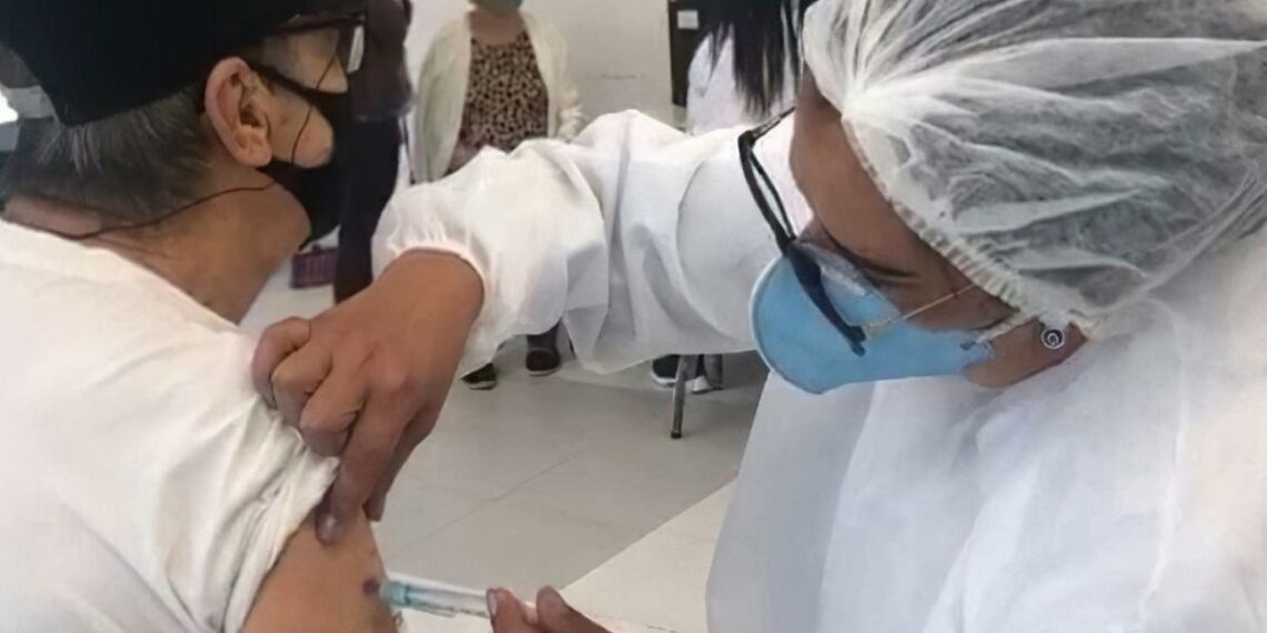 Ministério da Saúde distribui 2,2 milhões de vacinas contra covid-19 e reforça imunização de grupos prioritários no Brasil.