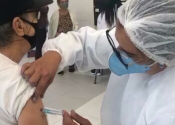 Ministério da Saúde distribui 2,2 milhões de vacinas contra covid-19 e reforça imunização de grupos prioritários no Brasil.
