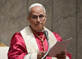 Papa Leão XIV faz forte apelo pela paz e critica defensores da guerra em meio às negociações entre Estados Unidos e Irã, destacando a necessidade de diálogo e mediação.