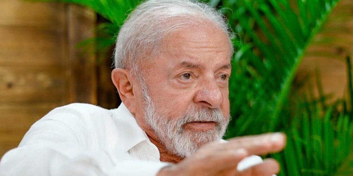Lula anuncia que vai anular leilão de GLP da Petrobras com ágio de até 100% e critica impacto no preço do gás de cozinha.