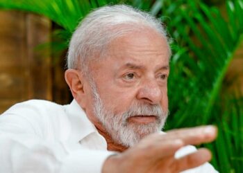 Lula anuncia que vai anular leilão de GLP da Petrobras com ágio de até 100% e critica impacto no preço do gás de cozinha.