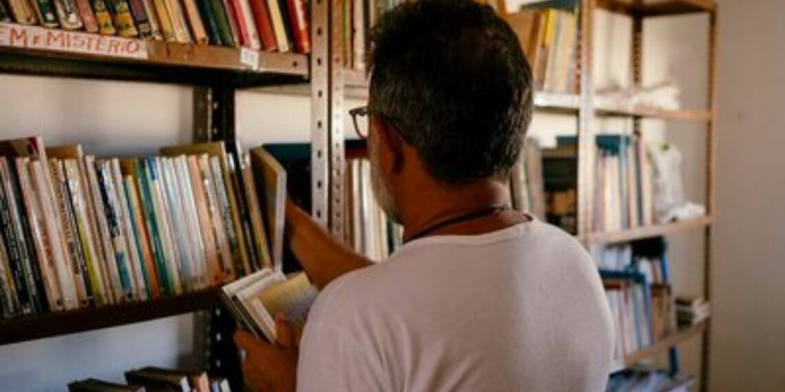 Fundação Biblioteca Nacional doará 100 mil livros para bibliotecas de presídios em parceria com o CNJ, incentivando a leitura e a ressocialização de pessoas privadas de liberdade.