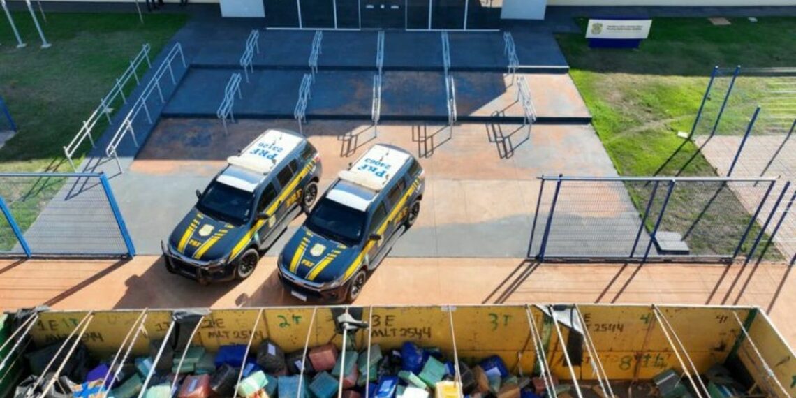 Polícia Rodoviária Federal apreende 12,6 toneladas de maconha em MS, a maior ocorrência de 2026. Droga seguia para Curitiba escondida em carga de soja.