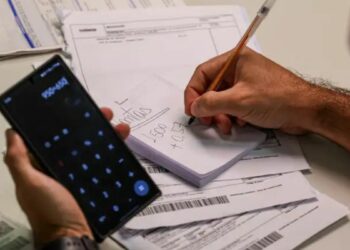 Governo central registra déficit primário recorde em março após antecipação de precatórios. Resultado pressiona contas públicas mesmo com alta na arrecadação.