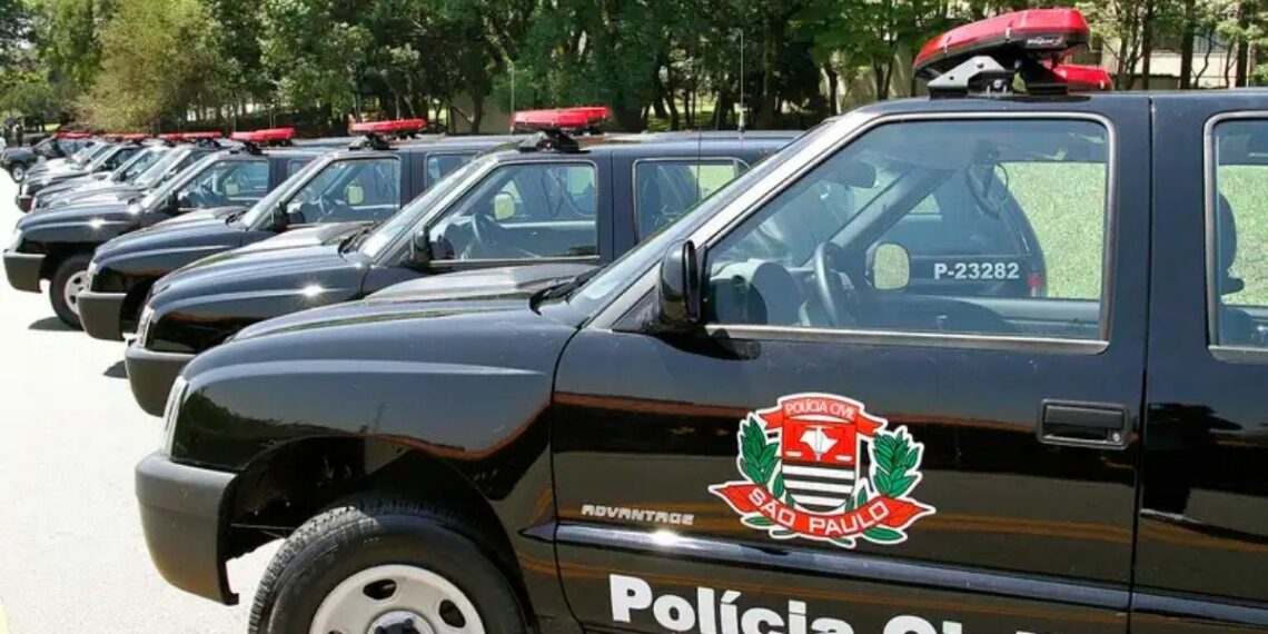Operação da Polícia Civil de São Paulo mira integrantes do PCC em Carapicuíba, Osasco, Praia Grande e São Vicente, com foco no combate ao tráfico de drogas e lavagem de dinheiro.