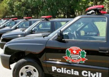 Operação da Polícia Civil de São Paulo mira integrantes do PCC em Carapicuíba, Osasco, Praia Grande e São Vicente, com foco no combate ao tráfico de drogas e lavagem de dinheiro.