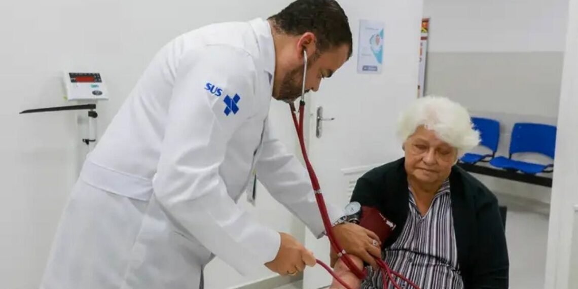 Vírus sincicial respiratório (VSR) cresce no Brasil e aumenta o risco de complicações em idosos e pessoas com comorbidades. Vacina para adultos está disponível apenas na rede privada.