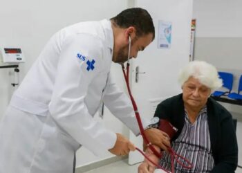 Vírus sincicial respiratório (VSR) cresce no Brasil e aumenta o risco de complicações em idosos e pessoas com comorbidades. Vacina para adultos está disponível apenas na rede privada.