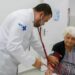 Vírus sincicial respiratório (VSR) cresce no Brasil e aumenta o risco de complicações em idosos e pessoas com comorbidades. Vacina para adultos está disponível apenas na rede privada.