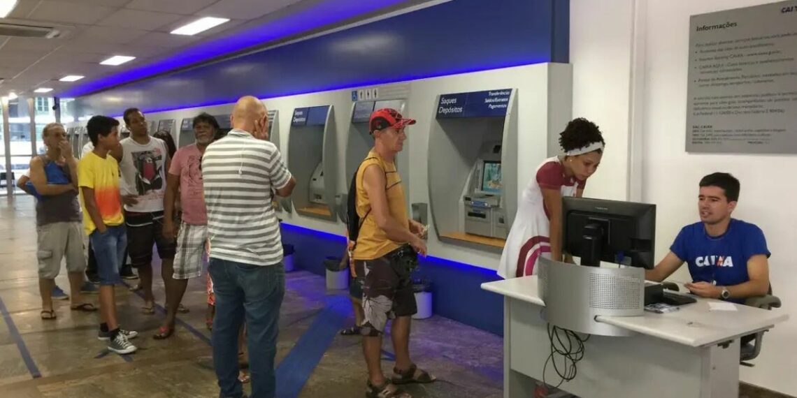 Confira o funcionamento de INSS, bancos, Correios, saúde e segurança no feriado de 1º de maio. Serviços essenciais operam normalmente.