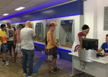 Confira o funcionamento de INSS, bancos, Correios, saúde e segurança no feriado de 1º de maio. Serviços essenciais operam normalmente.