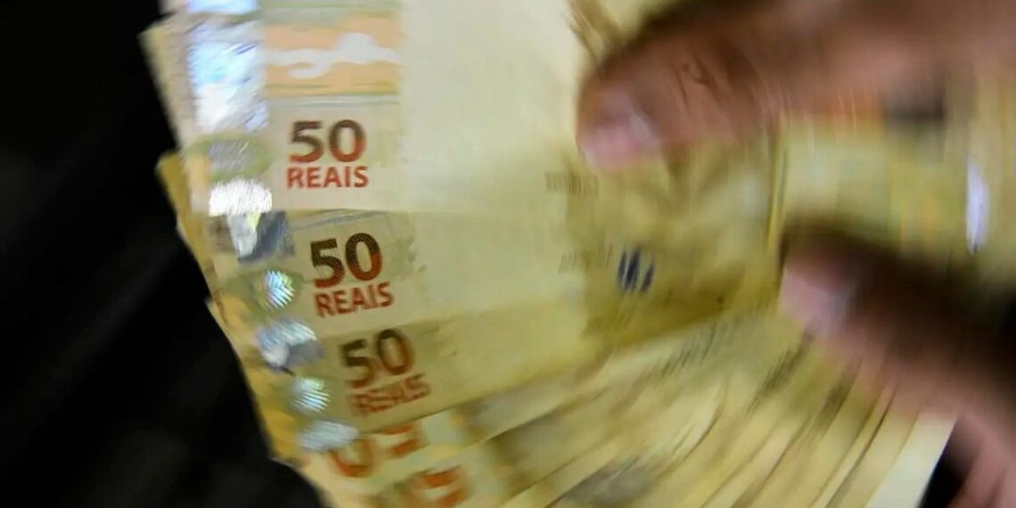 Caderneta de poupança tem retirada líquida de R$ 11,1 bilhões em março, segundo o Banco Central. Selic elevada e busca por investimentos mais rentáveis explicam o movimento.