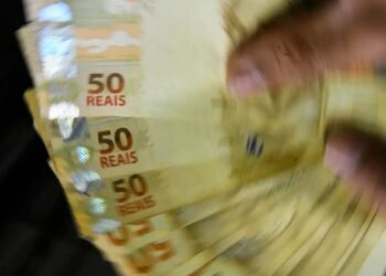 Caderneta de poupança tem retirada líquida de R$ 11,1 bilhões em março, segundo o Banco Central. Selic elevada e busca por investimentos mais rentáveis explicam o movimento.