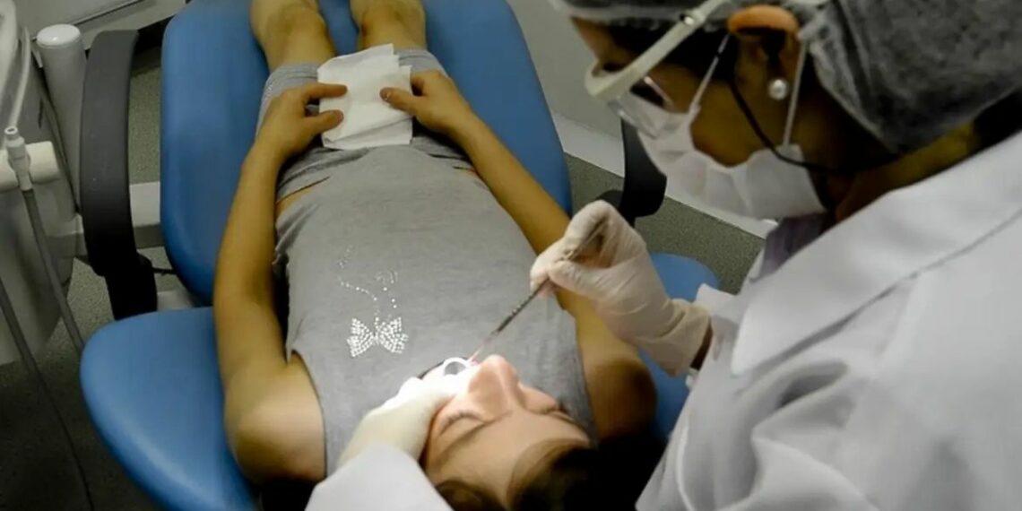 Megatriagem odontológica seleciona jovens de 11 a 17 anos para tratamento dentário gratuito até os 18 anos em diversas cidades do Brasil.