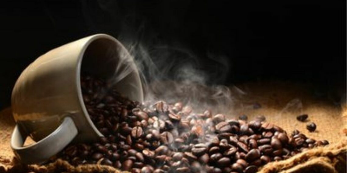 Especialistas discutem perspectivas e desafios do mercado brasileiro de café, destacando a necessidade de inovação e estratégias para agregar valor ao produto.