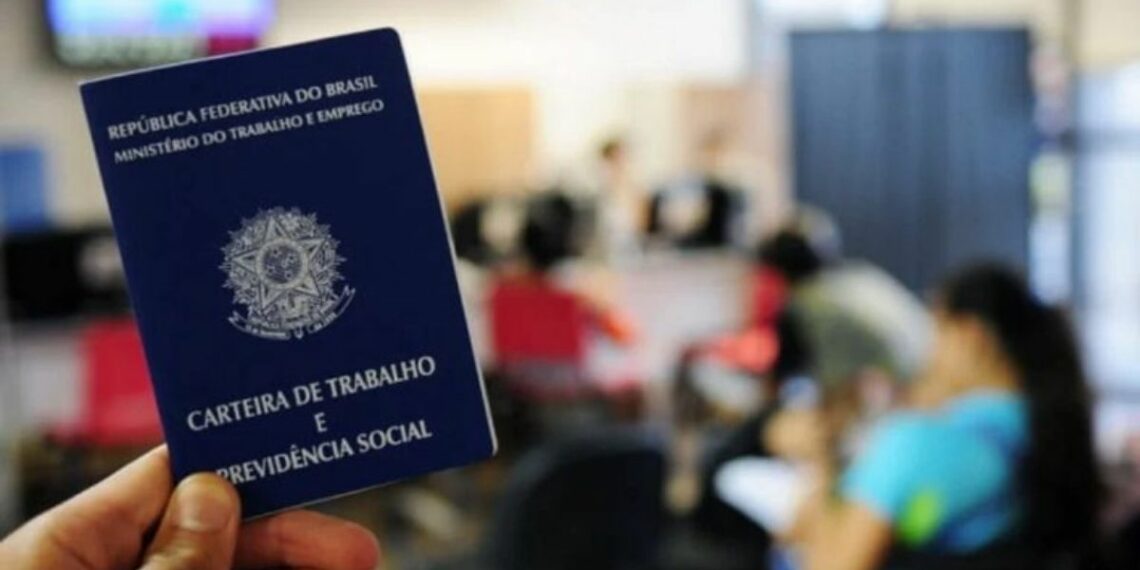 Brasil registra criação de 228 mil empregos formais em março, segundo o Novo Caged. Setor de serviços lidera geração de vagas no país.