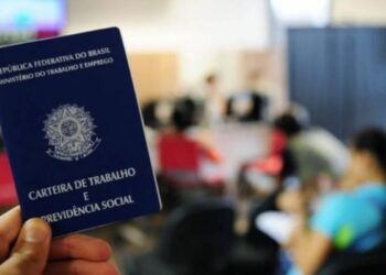 Brasil registra criação de 228 mil empregos formais em março, segundo o Novo Caged. Setor de serviços lidera geração de vagas no país.