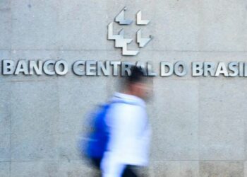 Dados do Banco Central mostram juros altos, aumento da inadimplência e crescimento do endividamento das famílias no Brasil.