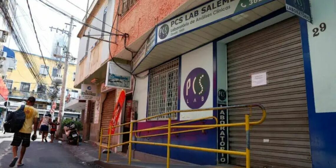 Paciente infectada por HIV após transplante no Rio morre e autoridades mantêm investigações sobre falhas e laudos fraudulentos em exames de doadores.
