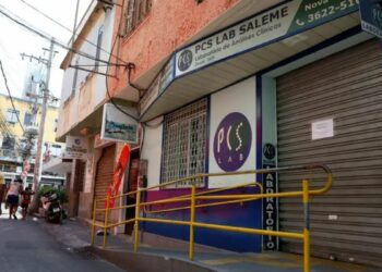 Paciente infectada por HIV após transplante no Rio morre e autoridades mantêm investigações sobre falhas e laudos fraudulentos em exames de doadores.