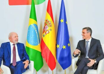 Brasil e Espanha assinam acordos em tecnologia, economia e inclusão social durante cúpula em Barcelona. Parcerias envolvem big techs, IA, minerais estratégicos e combate à desigualdade.