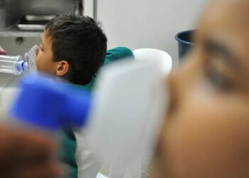 Goiás decreta emergência em saúde após aumento de casos de SRAG, com maior impacto em bebês e idosos. Estado já soma 115 mortes.