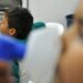 Goiás decreta emergência em saúde após aumento de casos de SRAG, com maior impacto em bebês e idosos. Estado já soma 115 mortes.