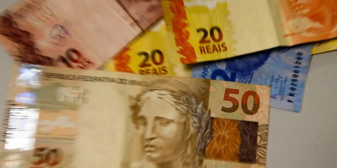 INSS começa a pagar a primeira parcela do 13º antecipado para aposentados e pensionistas. Calendário segue até junho e deve injetar R$ 78,2 bilhões na economia.