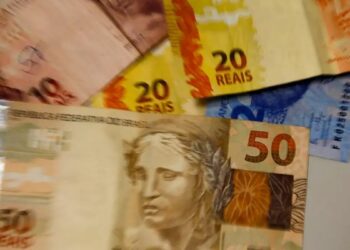 INSS começa a pagar a primeira parcela do 13º antecipado para aposentados e pensionistas. Calendário segue até junho e deve injetar R$ 78,2 bilhões na economia.