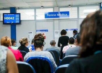 INSS promove mutirão de perícias médicas em todo o país para agilizar concessão de benefícios e reduzir fila de quase 1 milhão de pedidos.