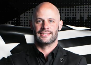Botafogo anuncia o técnico português Franclim Carvalho, que assinou contrato até 2027 e substitui Martín Alsemi no comando da equipe.