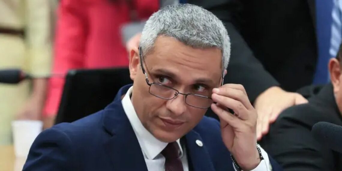 STF torna deputado Gustavo Gayer réu por injúria contra Lula após publicação de imagem falsa com uso de inteligência artificial. Decisão foi unânime.