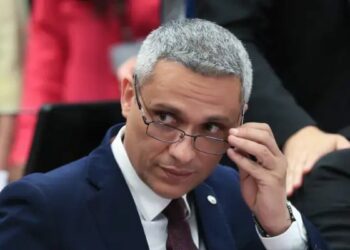 STF torna deputado Gustavo Gayer réu por injúria contra Lula após publicação de imagem falsa com uso de inteligência artificial. Decisão foi unânime.