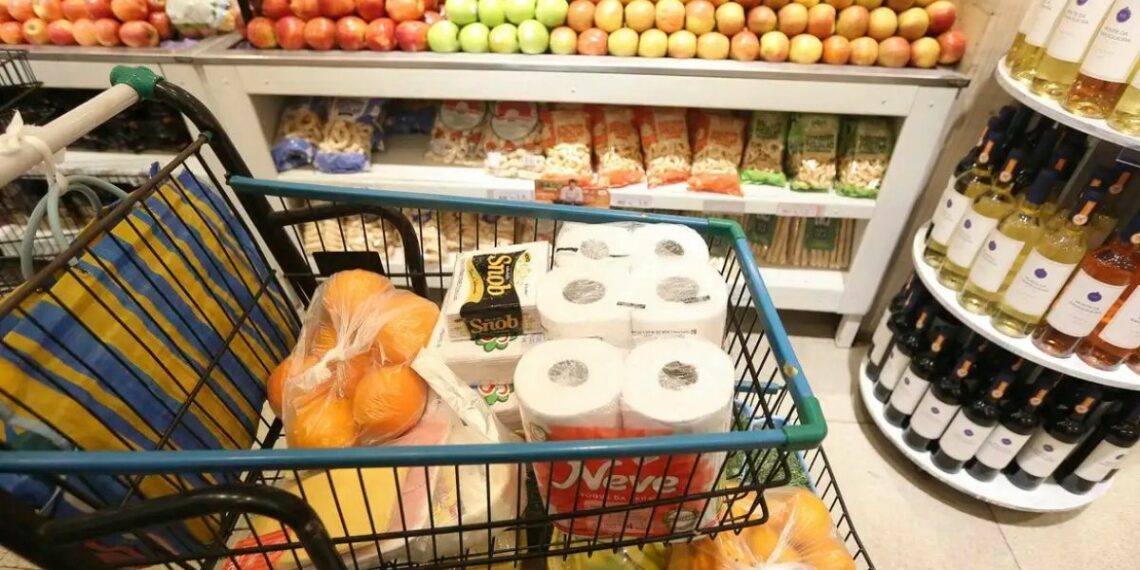 Servidores públicos federais passam a receber auxílio-alimentação de R$ 1.192. Medida faz parte de acordo firmado com o governo e amplia reajustes iniciados em 2023.