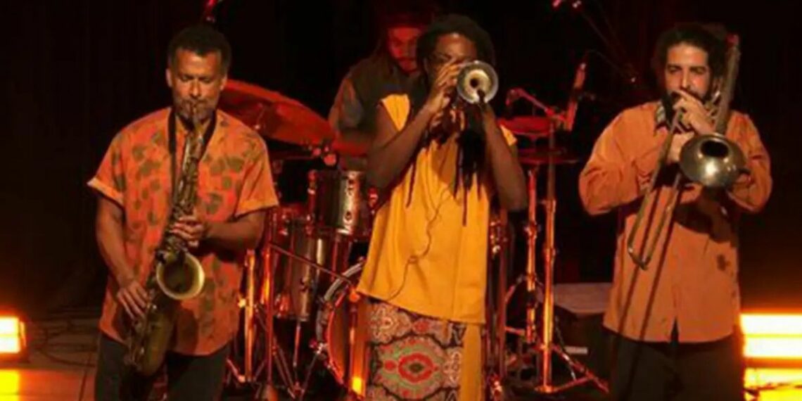 Programa Cena Musical exibe show especial da banda Afrojazz na TV Brasil, celebrando 10 anos de trajetória com releituras e músicas autorais.