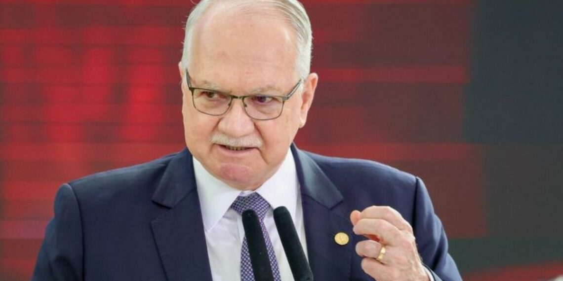 Edson Fachin afirma que STF vive crise institucional e alerta para riscos à confiança pública no Judiciário em meio à polarização política.