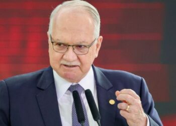 Edson Fachin afirma que STF vive crise institucional e alerta para riscos à confiança pública no Judiciário em meio à polarização política.
