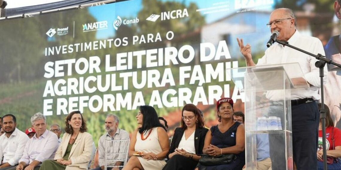 Governo federal anuncia R$ 465 milhões para fortalecer cadeia leiteira da agricultura familiar e construir fábrica de leite em pó em SP.